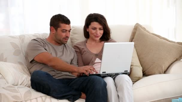 Paar schaut auf den Computer — Stockvideo