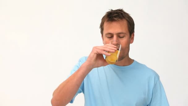 Roztomilý člověk pije sklenici pomerančové šťávy — Stock video