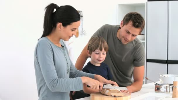 Rozkošný rodiny řezání chleba — Stock video