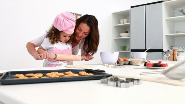 Una niña horneando con su madre — Vídeo de stock