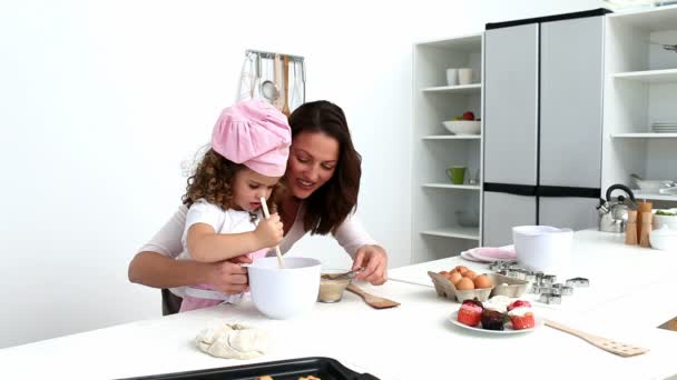 Bambina che prepara la pasta con sua madre — Video Stock