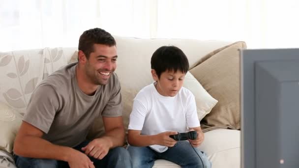 Padre y su hijo jugando juntos — Vídeo de stock