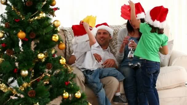 Familia abriendo regalos de Navidad mientras está sentado en el suelo — Vídeo de stock