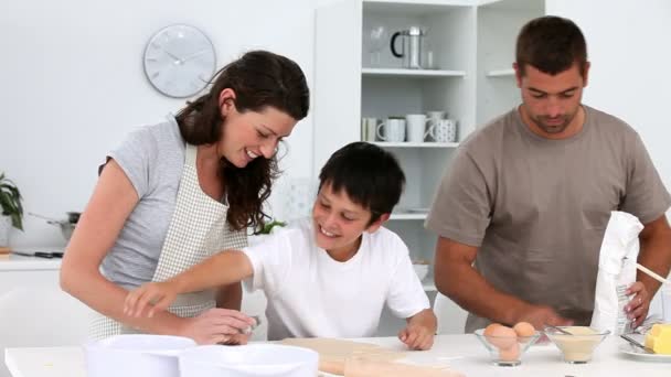Rodina pečení koláčů — Stock video
