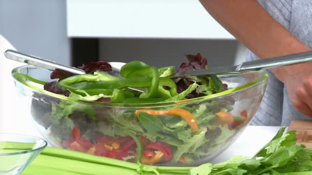 Kvinna som förbereder en sallad — Stockvideo