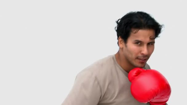 Серьезный человек в боксёрских перчатках — стоковое видео
