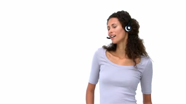 Vacker kvinna på telefonen med hörluren — Stockvideo