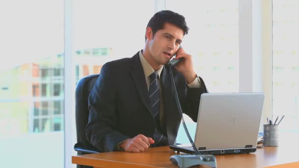 Empresário telefonando em seu escritório — Vídeo de Stock