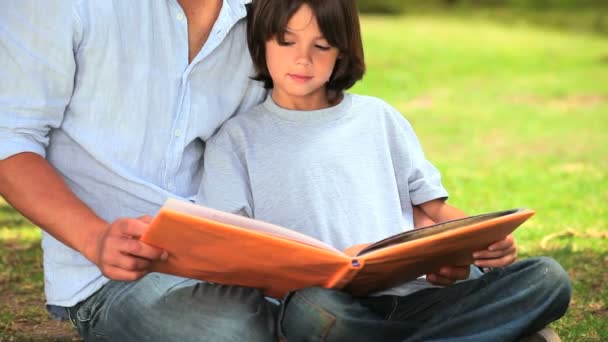 Father reading to his son — Stock Video