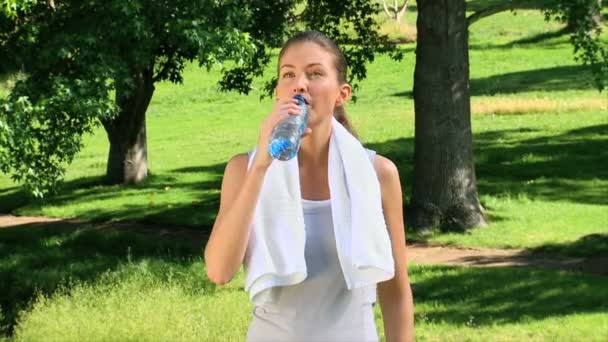 Mujer joven bebiendo agua — Vídeo de stock