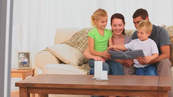 Leuke familie lezen van een boek — Stockvideo