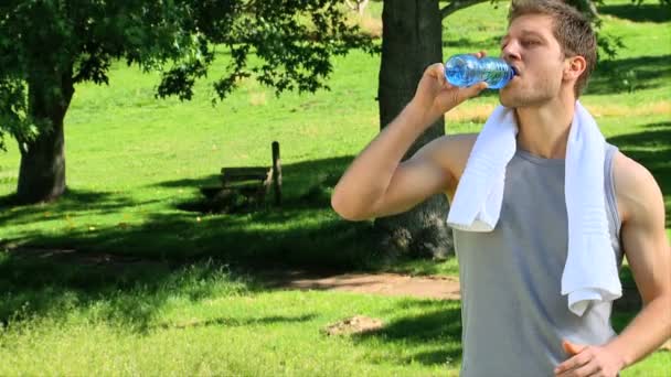 Красивый мужчина пьет воду. — стоковое видео