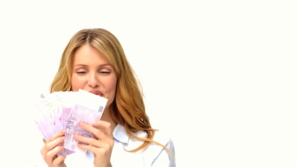 Beauty blonde vrouw toont ons haar contant geld — Stockvideo