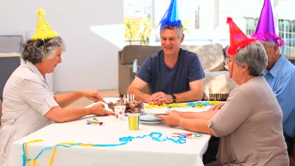 Vänner under en födelsedag — Stockvideo