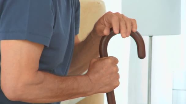 退休的人用一根手杖 — 图库视频影像