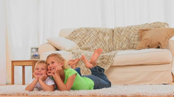 Lindos niños viendo televisión — Vídeo de stock