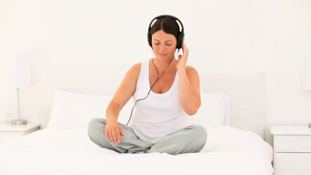 Беременная женщина слушает музыку — стоковое видео
