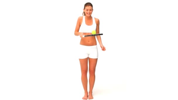 Женщина играет в теннис — стоковое видео