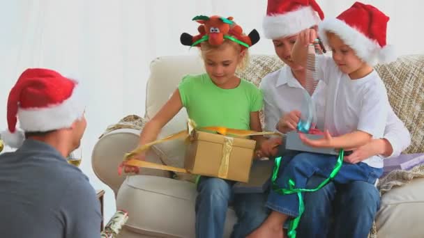 Op eerste kerstdag en gelukkige familie — Stockvideo