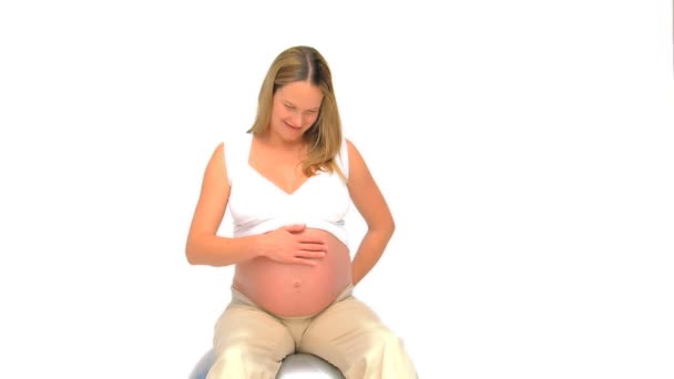 Улыбающаяся беременная женщина с кирпичами — стоковое видео