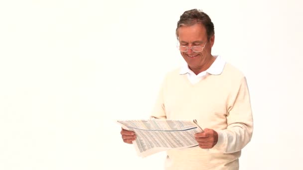 Emekli adam bir gazete okuyor — Stok video