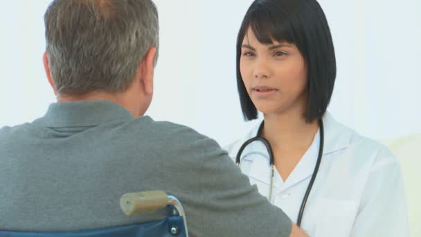 Nurse talking with her patient — Stock Video