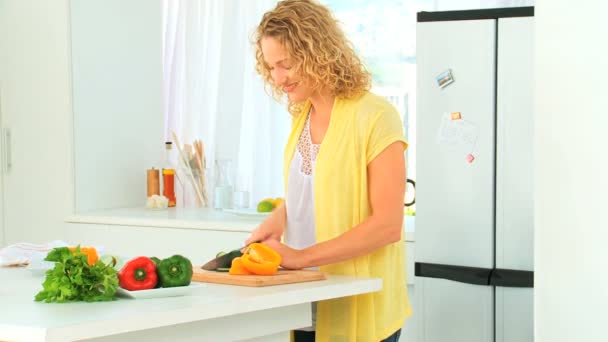 Cabelo encaracolado mulher preparando o jantar — Vídeo de Stock