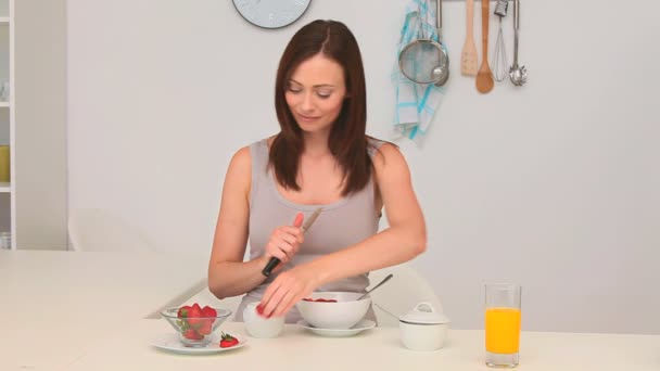 Lächelnde Brünette bereitet Erdbeeren zu — Stockvideo