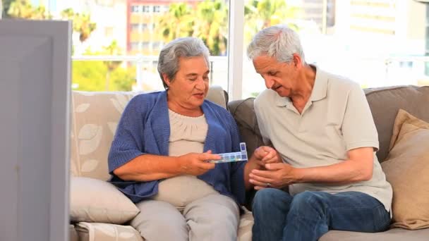 Couple with their pills box — Stock Video