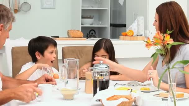 Família tomando um café da manhã — Vídeo de Stock