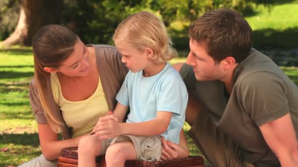 Ouders in praten met hun kleine zoon — Stockvideo
