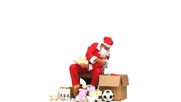 Santa Claus chequeando regalo — Vídeos de Stock