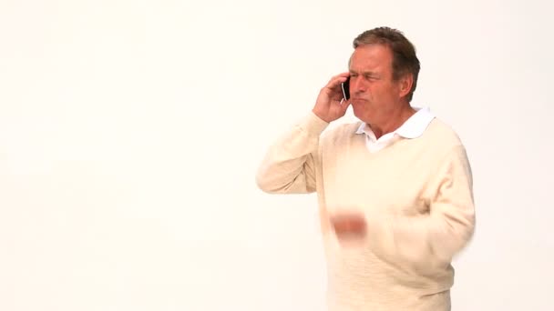 Elderly man getting nervous on the phone — Stock Video