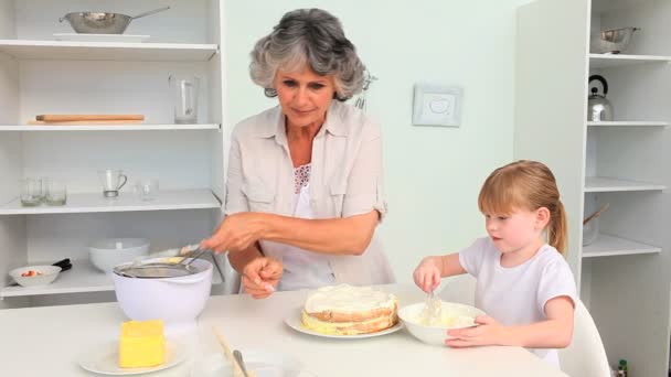 Grootmoeder bakken met haar kleindochter — Stockvideo