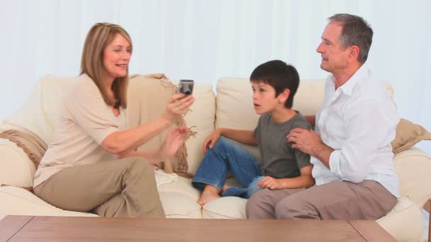 Les grands-parents et leur petit-fils avec une caméra — Video