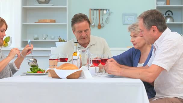 Een heerlijk diner tussen oudere vrienden — Stockvideo