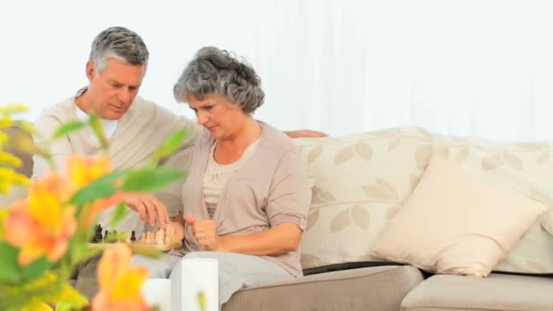 Senior couple jouer aux échecs — Video