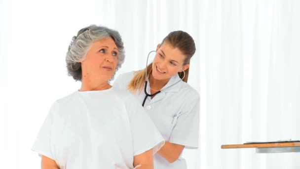 Sjuksköterska tar hjärtslag av hennes äldre patient — Stockvideo