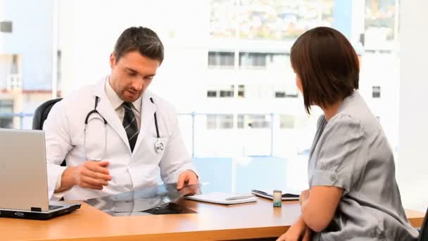 Doctor talking to his patient — Stock Video