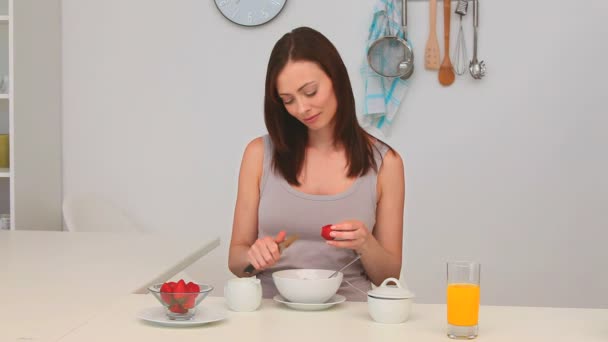 Niedliche Brünette Kochen mit Erdbeeren — Stockvideo