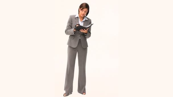 Mujer de negocios en traje gris tomando notas — Vídeo de stock