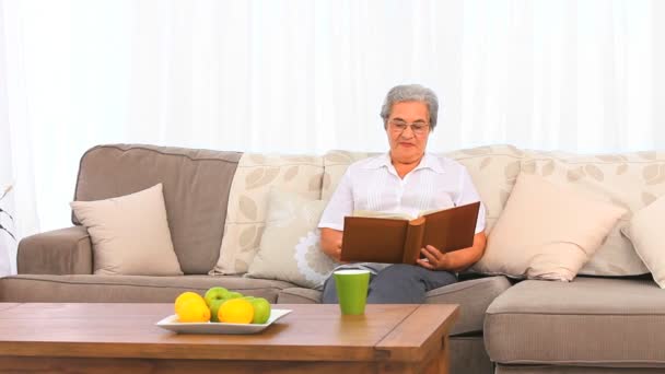 Mujer mirando su álbum de fotos — Vídeo de stock