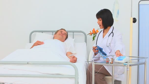 A nurse taking care of her patient — Stock Video