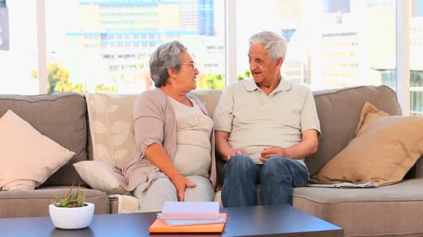 Couple d'âge mûr parlant sur le canapé — Video