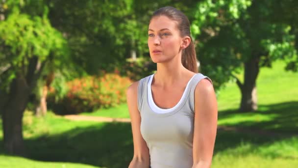 Mujer haciendo ejercicio con pesas al aire libre — Vídeos de Stock