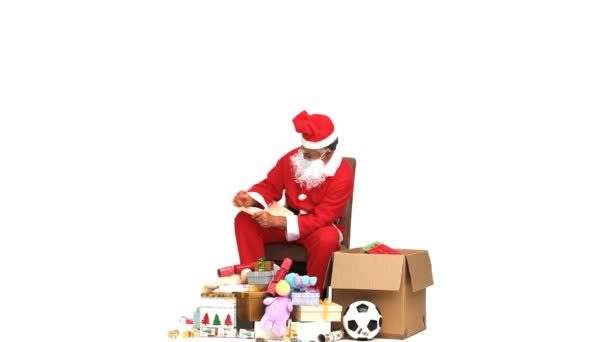 Santa Claus chequeando regalo — Vídeo de stock