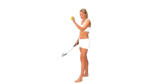 Donna in abbigliamento sportivo giocare a tennis — Video Stock
