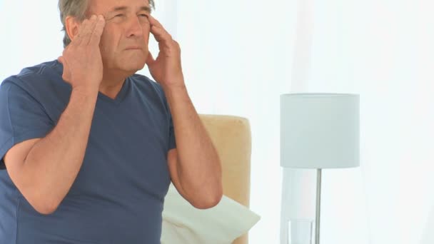 Хворий чоловік має величезний головний біль — стокове відео