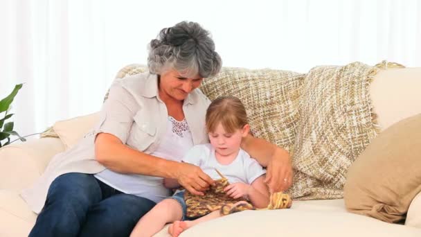 Grandmother knitting with her granddaughter — Stock Video