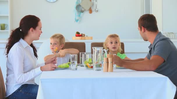 Familie met een diner samen — Stockvideo